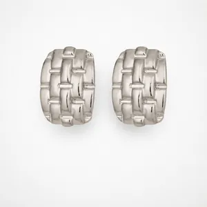 Elegante minimalistische zilveren roestvrijstalen oorknopjes met geweven patroon dames