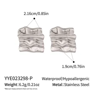 Detail van geometrische roestvrijstalen oorbellen met afmetingen en materiaalinformatie.