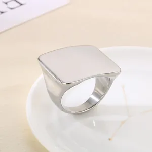 Bague chevalière carrée minimaliste en acier inoxydable, finition argent poli