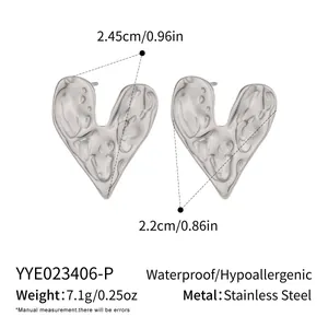 Vue détaillée de boucles d'oreilles cœur irrégulières avec dimensions et matériaux