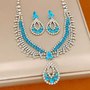 Silberfarbenes Strass-Schmuckset mit mehrlagiger Halskette und Tropfenohrringen
