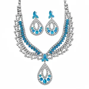 Luxuriöses mehrlagiges Halsketten- und Ohrring-Set mit blauen Kristallen in Silber