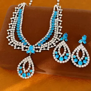 Detailansicht eines eleganten mehrlagigen Halsketten- und Ohrring-Sets mit blauen Steinen
