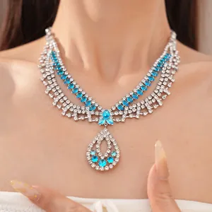 Nahaufnahme einer luxuriösen Strass-Halskette mit blauen Steinen und Tropfenanhänger