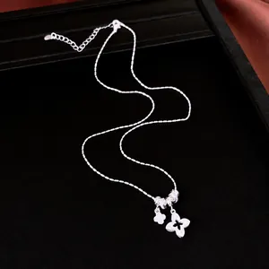 Elegante collar con colgante de flor de circonita y cadena de cuentas en bandeja
