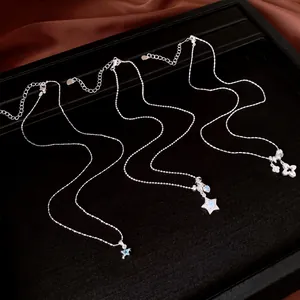 Tres elegantes collares de plata con colgantes de estrellas y flores de circón en bandeja