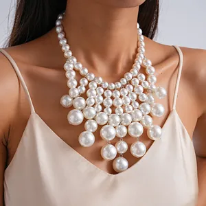 Vue détaillée d'un collier vintage à plusieurs rangs avec franges de perles sur un mannequin.