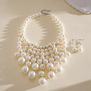 Ensemble de bijoux collier à franges et boucles d'oreilles en fausses perles rétro exagérées.