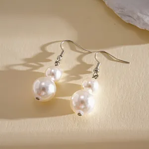 Gros plan de boucles d'oreilles élégantes à double perle au style vintage haut de gamme