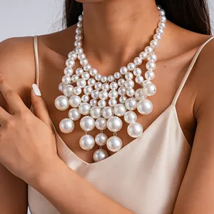 Gros plan d'un collier de perles multicouche vintage à franges sur un mannequin