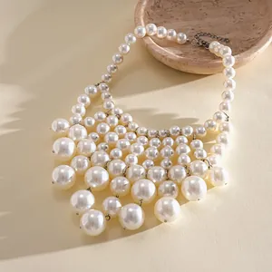 Détail de la disposition étagée complexe d'un collier vintage à franges en perles.