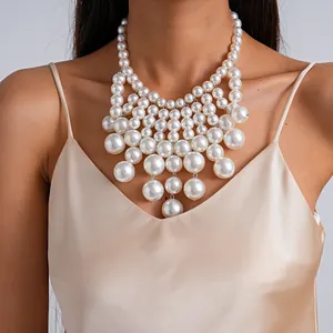 Détail en gros plan d'un collier de perles multicouches de style vintage sur mannequin