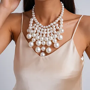 Vue détaillée d'un collier à pompons en perles blanches sur le cou d'un mannequin