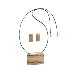 Vintage-Set aus Harzhalskette und Ohrringen mit rechteckigem Anhänger und Marmormuster.