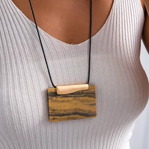 Retro-Halskette mit quadratischem Harzanhänger, Goldmetalldetail und Lederkordel
