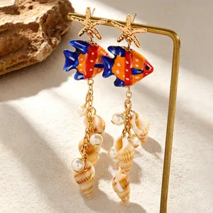 Détail boucles d'oreilles poisson tropical avec coquillages et perles