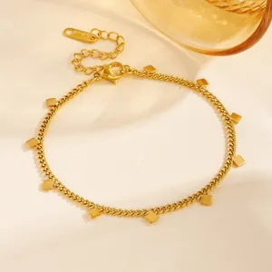 Vue détaillée d'un bracelet en acier inoxydable plaqué or 18 carats à breloques