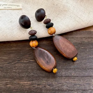 Elegante Vintage Holzperlen-Ohrhänger mit einem einzigartigen ovalen Anhänger-Design