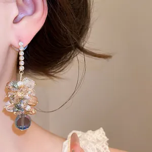 Detailansicht eleganter Silberohrringe mit Zirkonia und bunten Glasperlen-Trauben