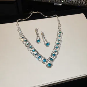 Luxe elegante zilveren sieradenset met blauwe stenen en briljante kristalletjes.