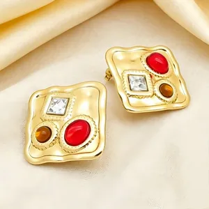 Boucles d'oreilles carrées ondulées vintage plaquées or avec pierres rouges et claires