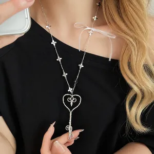 Elegante collar con colgante de llave de corazón y delicadas flores en la cadena