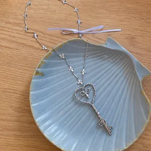 Elegante collar de estilo coreano con colgante de llave de corazón y detalles de perlas