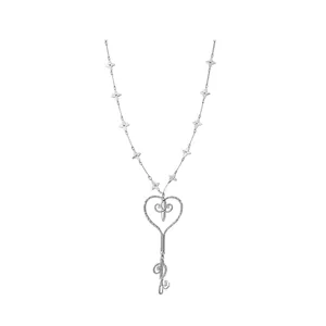Elegante collar plateado con colgante de llave de corazón y motivos de tréboles.
