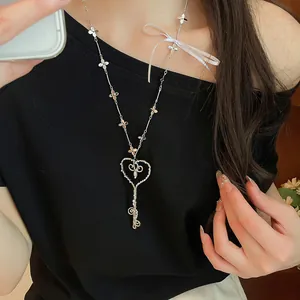 Detalle de collar de llave corazón estilo coreano con lazo y dijes de flores
