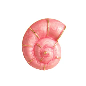 Nahaufnahme einer rosa emaillierten Nautilus-Muschelbrosche mit goldenen Details
