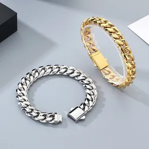 Dettaglio dei bracciali a maglia cubana in acciaio inossidabile oro e argento con chiusura