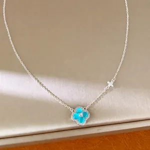 Collier élégant en argent avec pendentif trèfle à quatre feuilles en résine bleue et zircon