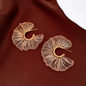 Pendientes de botón en forma de abanico tejidos a mano en oro con textura artística