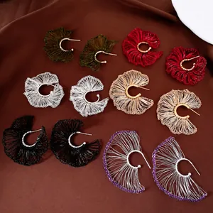 Pendientes de flores tejidos a mano únicos en varios colores para mujeres elegantes