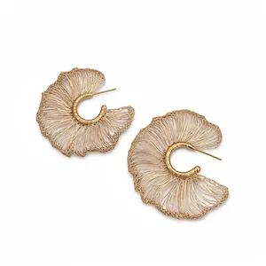 Elegantes pendientes de abanico tejidos a mano con hilo dorado para un estilo único