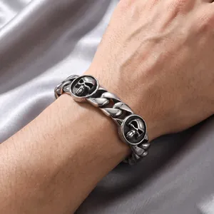 Dettaglio del bracciale cubano in acciaio al titanio con teschi da 22mm