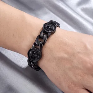 Dettaglio del bracciale a catena cubana da 22 mm in acciaio nero con ciondoli a teschio.