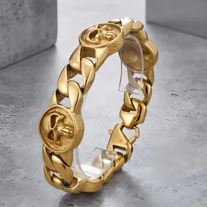 Vista dettagliata del bracciale Cuban in acciaio dorato da 22 mm con medaglioni teschio