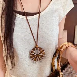 Elegante collar de estilo coreano con colgante de flor de madera y metal en una modelo