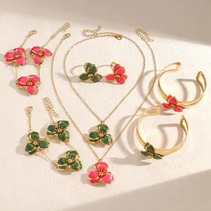 Elegante conjunto de joyas retro con colgantes de flores en esmalte rosa y verde oscuro
