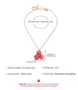 Detalle del collar con colgante de flor rosa con medidas y especificaciones del producto