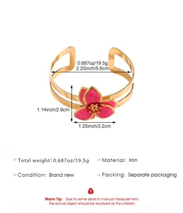 Vista detallada de un brazalete floral dorado con esmalte rosa y todas sus medidas.