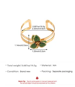 Vista detallada del brazalete de flor esmaltada verde con peso y dimensiones.