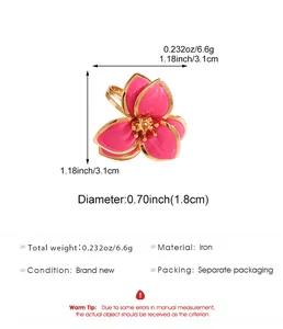 Vista detallada de anillo de flor de esmalte rosa con medidas y material de hierro.