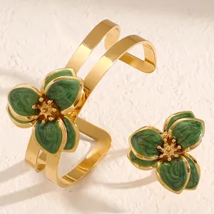 Primer plano de conjunto de brazalete y anillo con flores de esmalte verde vintage