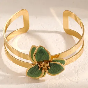 Primer plano de un brazalete de flor verde vintage con doble banda chapada en oro