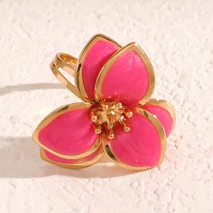 Primer plano de un anillo floral de estilo vintage con esmalte rosa y acabado dorado