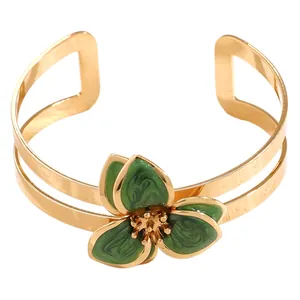 Vista macro detallada del brazalete de oro vintage con flor esmaltada verde jaspeada