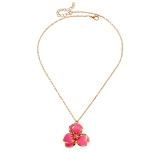 Vista detallada del elegante collar con colgante de flor de esmalte rosa y cadena de oro