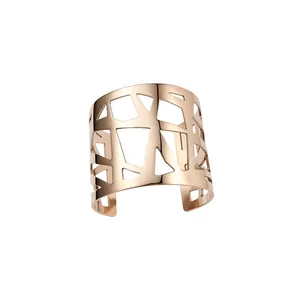 Elegante roségouden brede manchetarmband met een uniek geometrisch uitgesneden ontwerp